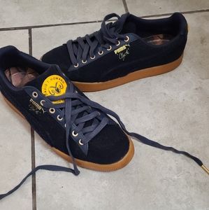 LIKE NEW Rare signature pumas ( box included